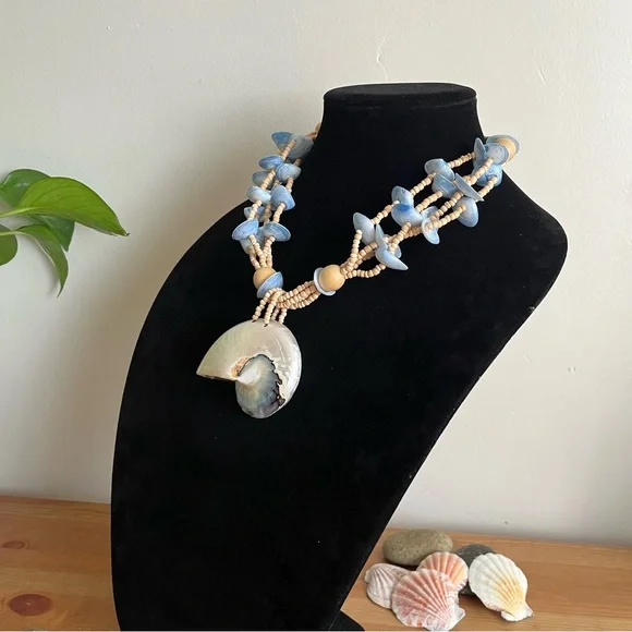 📌SOLD📌Boho Beach White shell pendant with multi-strand blue shell necklace - Picture 4 of 11